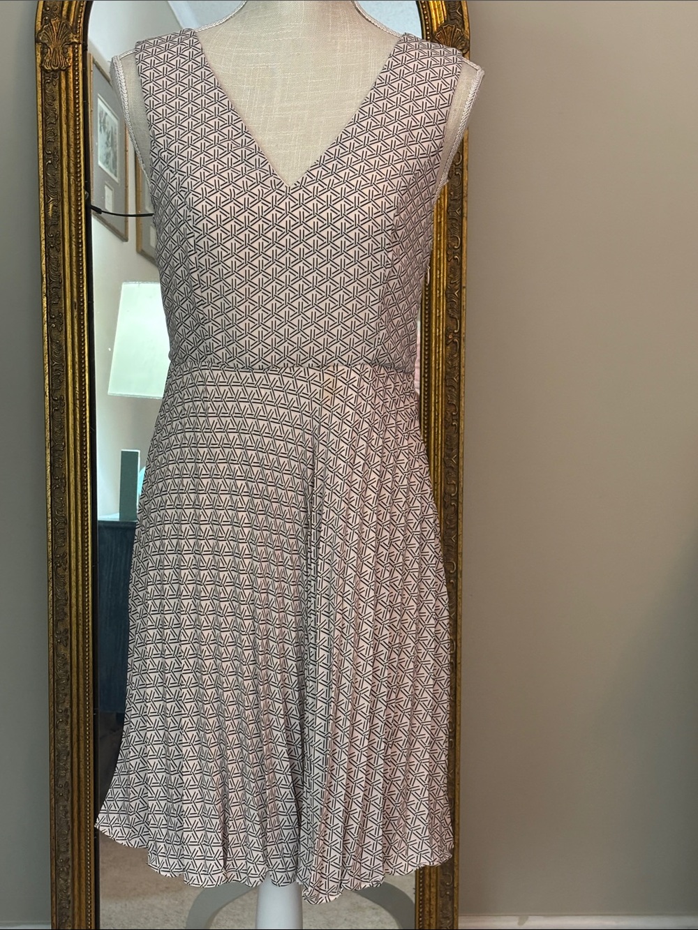 Banana Republic Factory - sleeveless, V-neck dress, pleated skirt - size 6P -NWT